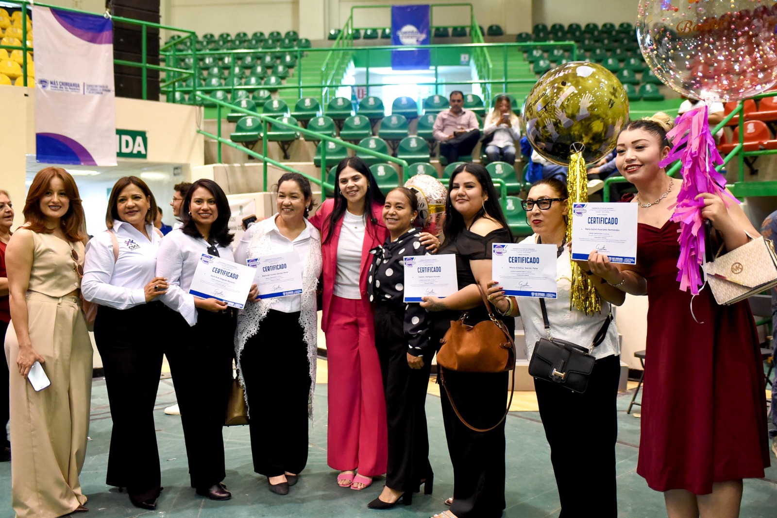 Se Graduaron Más De 900 Juarences En Cursos,Talleres Y Educación Básica Gracias Por Parte De gobierno Del Estado, A Través De La Subsecretaria De Desarrollo Humano Y Bien Comun La Licenciada Austria galindo e Invitados Especiales y Al Último Un Mensaje Por Parte De La Gobernadora Maru Campos.