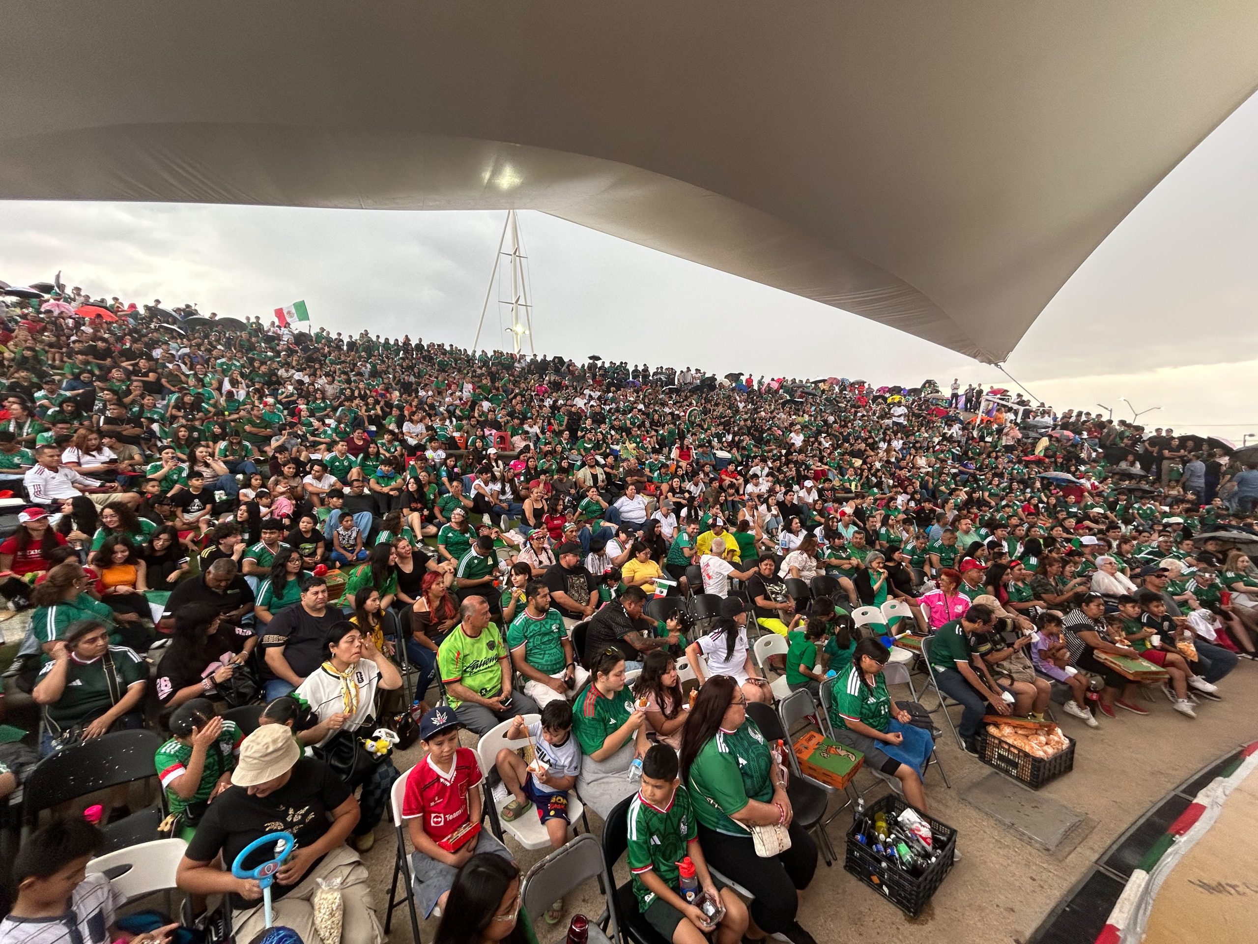 Lleno Total En Previo Al Partido De México vs Inglaterra En La Megapantalla En La Famosa Concha Acústica Del Parque Central