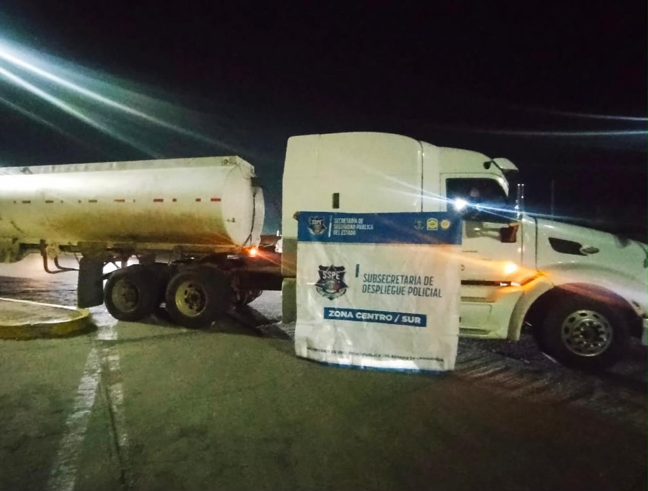 *Asegura El SSPE Trailer Con 27,900 Litros De Huachicol En Chihuahua De La Estratergia Del Secretario De seguridad Estatal Que Encabeza Gilberto loya En Contra Del Robo De combustible En La capital.