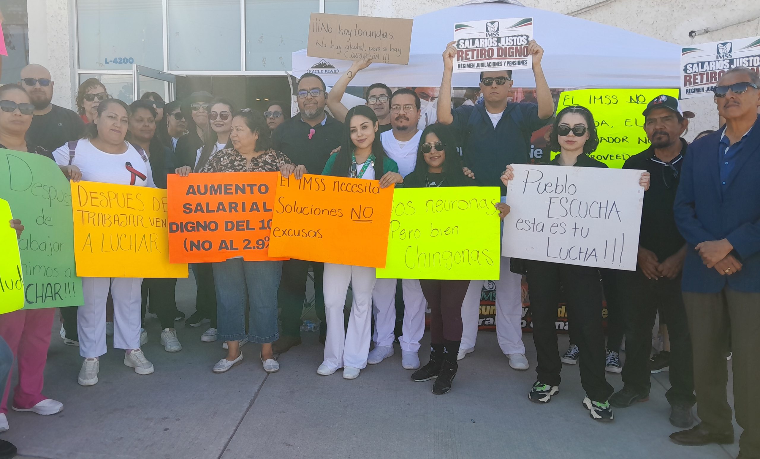*Manifestación Pasifica en el Exterior de las Oficinas del Sindicato Nacional del Seguro Social pidiendo Aumento Salarial junto con Insumos y muchas cosas Que no Tienen y Mencionan que han Sido Amenazados y los Tienen Vigilados con Drones.