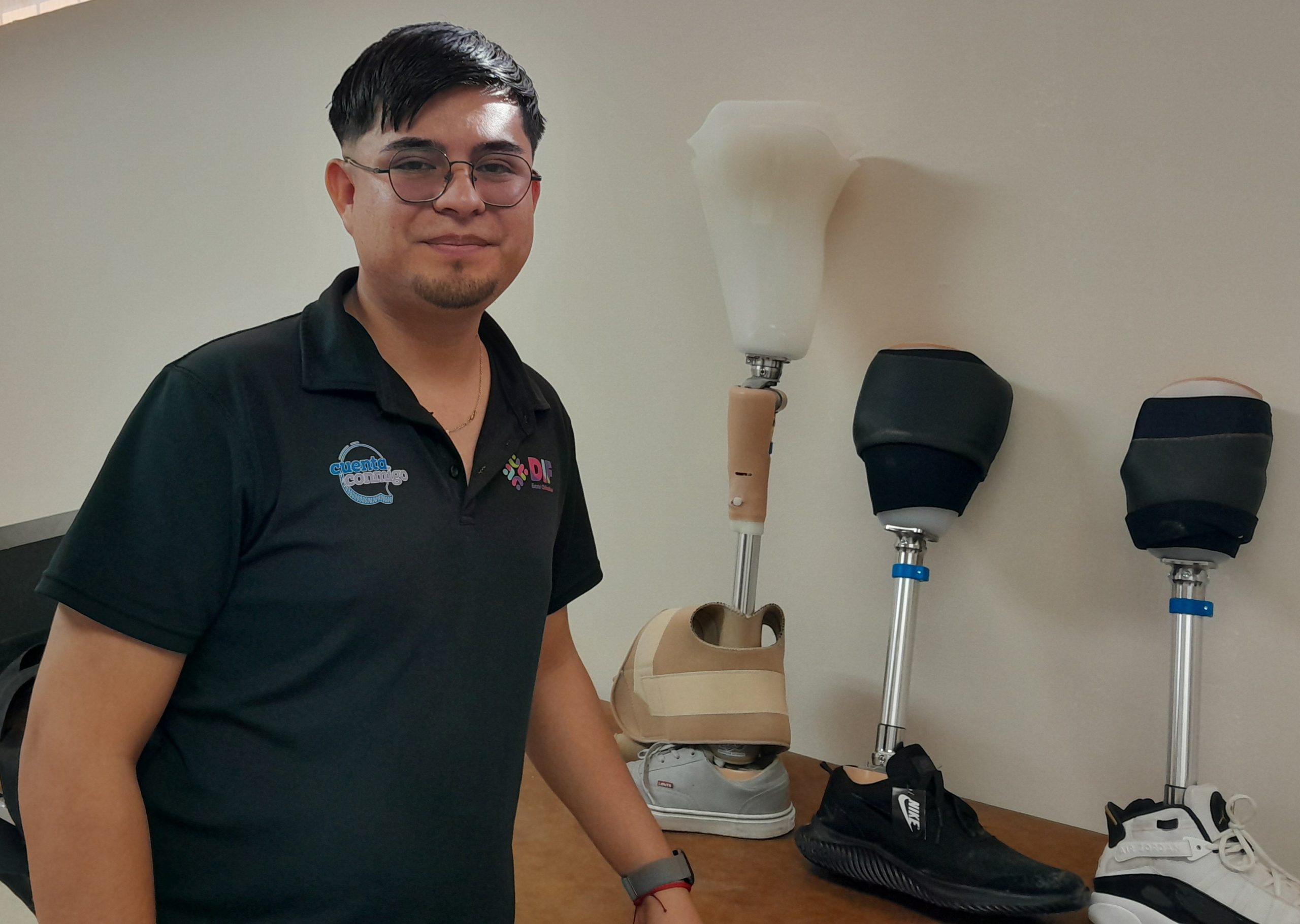 *En Entrevista Con El Joven Jonathan Lopez Encargado del Taller de Protesis de cd juarez y fue estudiante de utcj  de la carrera de licenciado de Protesis que hoy entregaron 3 Protesis dos por personas atropelladas y uno por personal.