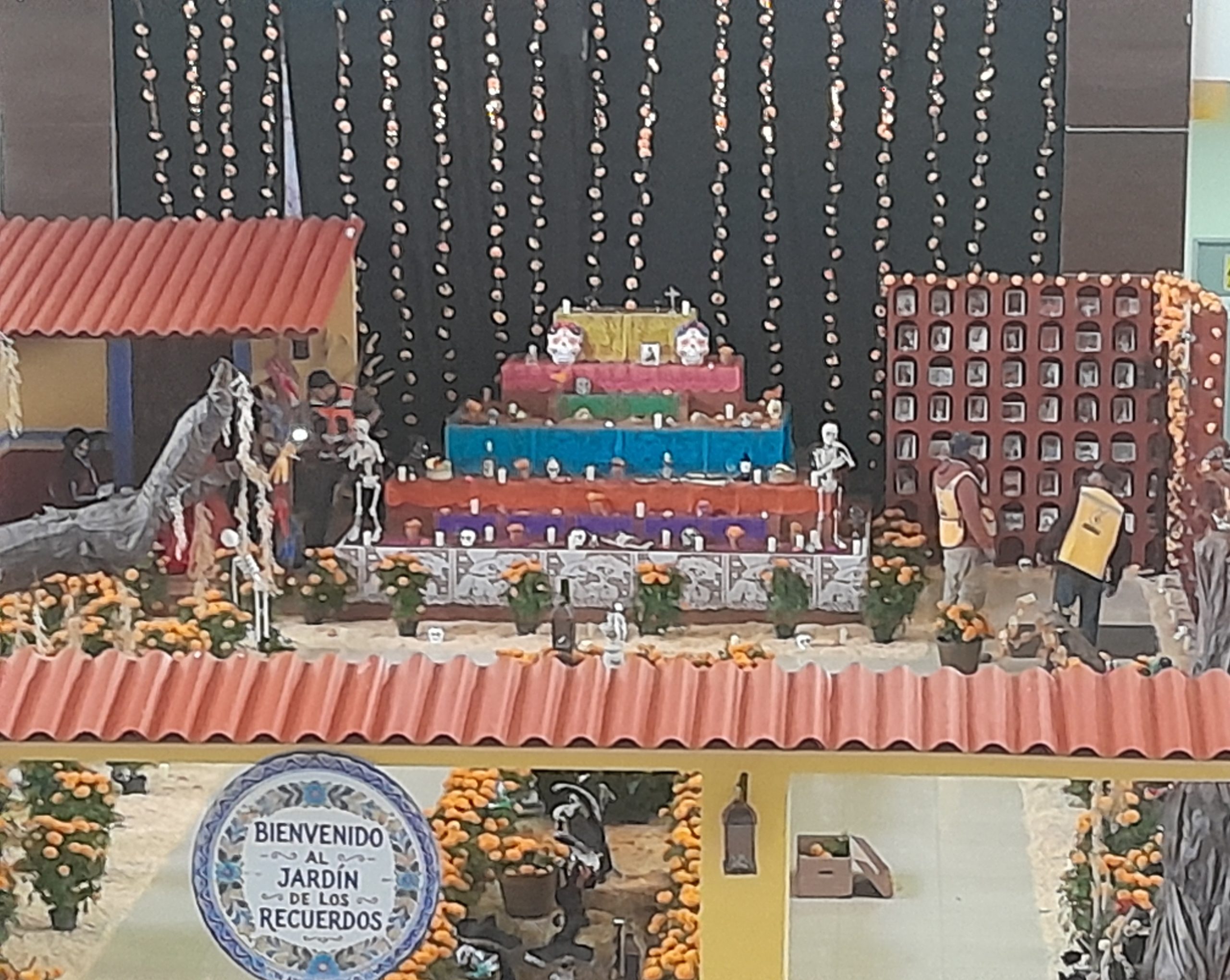 *Atenta invitación al público en general a Visitar el gran Altar dentro de las instalaciones de pueblito mexicano y se tomen fotos.