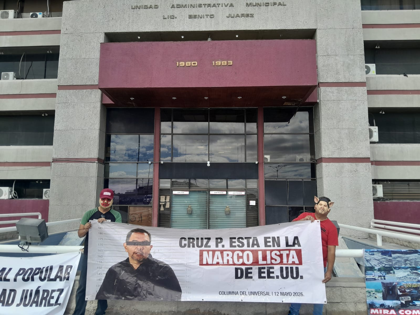 *Con Manifestación pacífica en Las instalaciones de Presidenci municipal de juarez Los ciudadanos Reclamando todo lo Que Dejo el Exalcalde cuellar.